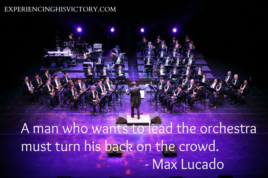 [Image] Turn Your Back on the Crowd